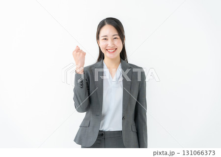 ビジネス 女性 スーツ ガッツポーズ ビジネス 女性 スーツ ガッツポーズ 131066373