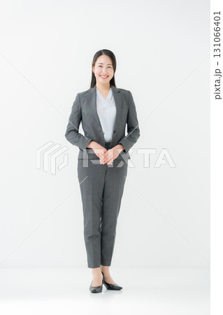 ビジネス　女性　スーツ　全身　 131066401