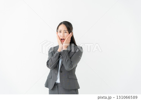 ビジネス 女性 スーツ 悩む ビジネス 女性 スーツ 悩む 131066589