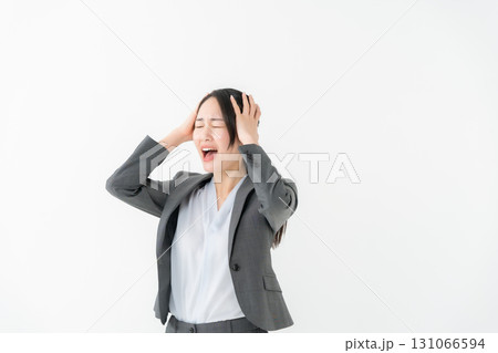 ビジネス　女性　スーツ　悩む 131066594