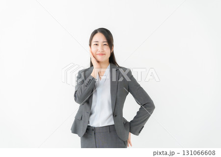 ビジネス　女性　スーツ　悩む　笑顔 131066608