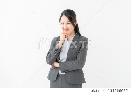 ビジネス 女性 スーツ 悩む 笑顔 ビジネス 女性 スーツ 悩む 笑顔 131066625
