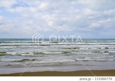千里浜なぎさドライブウェイ 満ちた潮が砂浜を洗う風景 石川県羽咋市 千里浜なぎさドライブウェイ 満ちた潮が砂浜を洗う風景 石川県羽咋市 131066770