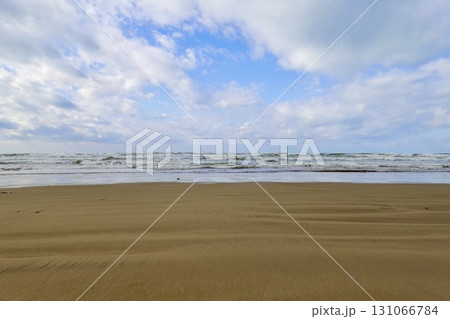 千里浜なぎさドライブウェイ 満ちた潮が砂浜を洗う風景 石川県羽咋市 千里浜なぎさドライブウェイ 満ちた潮が砂浜を洗う風景 石川県羽咋市 131066784