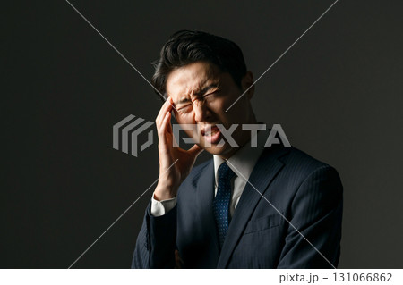 ミドル男性 悩む ミドル男性 悩む 131066862
