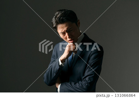 ミドル男性　悩む 131066864