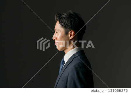 ミドル男性　ポートレート　横向き 131066876