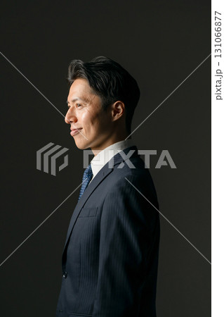 ミドル男性　ポートレート　横向き 131066877