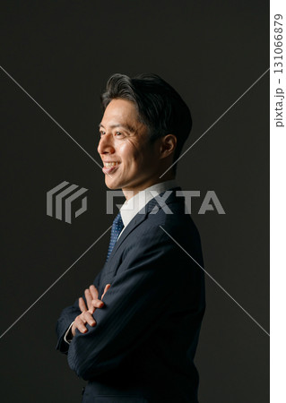 ミドル男性　ポートレート　横向き 131066879