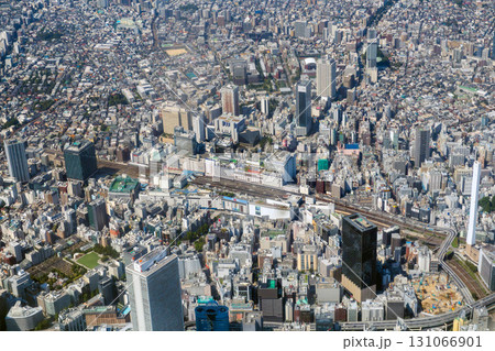 池袋駅付近を東側から空撮 131066901