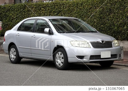 駐車場に停めた車(トヨタ・カローラ 10代目） 131067065