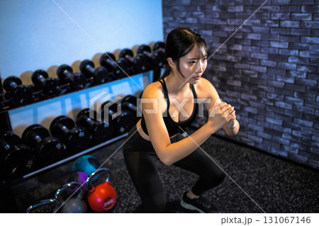 スクワットでお尻を鍛える女性　ジムで運動するかっこいい女性　ヒップアップ　筋トレ女子　 131067146