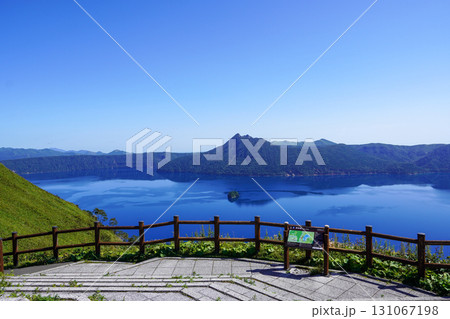 摩周岳とカムイシュ島(摩周湖第三展望台より) 摩周岳とカムイシュ島(摩周湖第三展望台より) 131067198