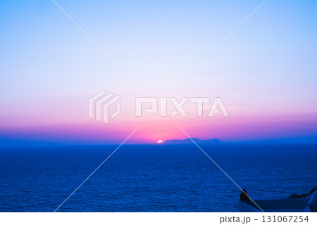 ギリシャのサントリーニ島の美しい夕日 131067254