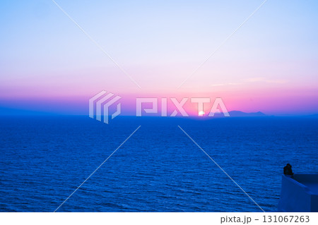 ギリシャのサントリーニ島の美しい夕日 ギリシャのサントリーニ島の美しい夕日 131067263