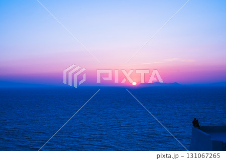 ギリシャのサントリーニ島の美しい夕日 ギリシャのサントリーニ島の美しい夕日 131067265