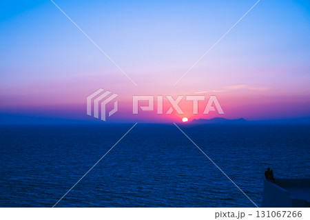 ギリシャのサントリーニ島の美しい夕日 131067266