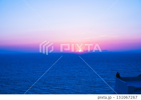 ギリシャのサントリーニ島の美しい夕日 131067267