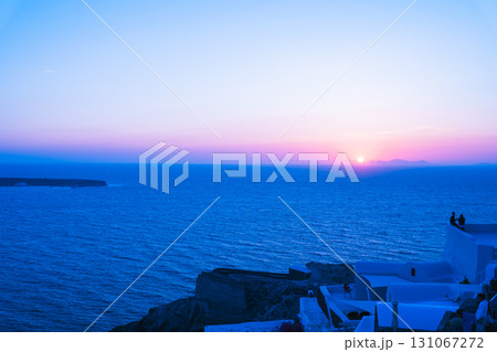 ギリシャのサントリーニ島の美しい夕日 131067272