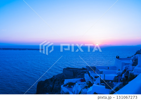 ギリシャのサントリーニ島の美しい夕日 131067273