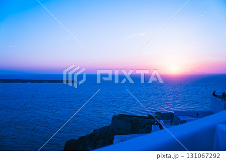 ギリシャのサントリーニ島の美しい夕日 131067292