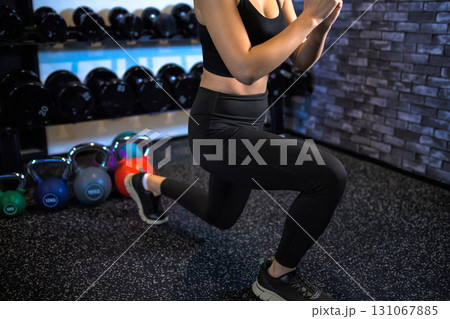 スプリットスクワットでお尻を鍛える　ランジ　ジムで運動するかっこいい女性　ヒップアップ　筋トレ女子 131067885