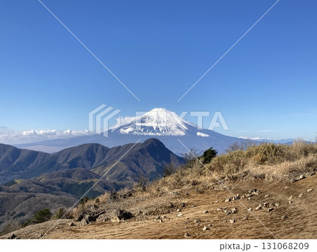 神奈川県 明神ヶ岳から望む冬の晴れた空と富士山 神奈川県 明神ヶ岳から望む冬の晴れた空と富士山 131068209