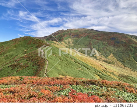 秋空と紅葉する月山の風景 秋空と紅葉する月山の風景 131068232