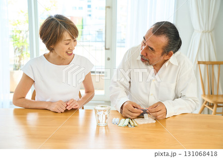 薬を服用するシニア 131068418