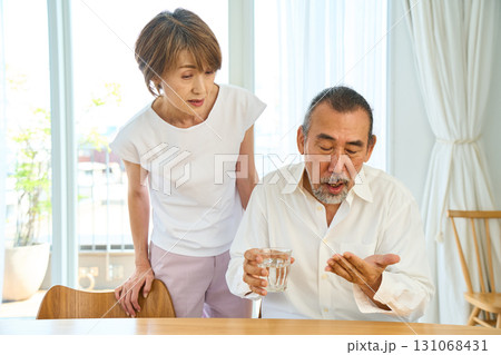 薬を服用するシニア 131068431