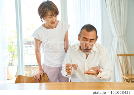 薬を服用するシニア 131068432