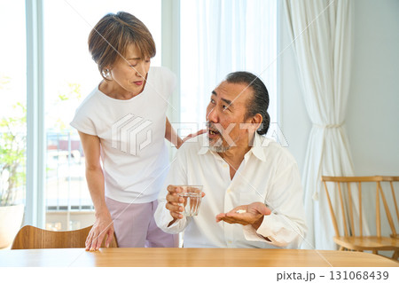 薬を服用するシニア 131068439