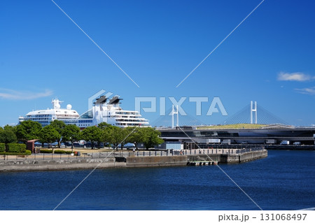 横浜港の海岸の風景 赤レンガパークと大さん橋 横浜港の海岸の風景 赤レンガパークと大さん橋 131068497