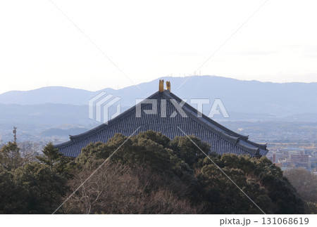二月堂から見る東大寺大仏殿と奈良盆地、生駒連山 131068619