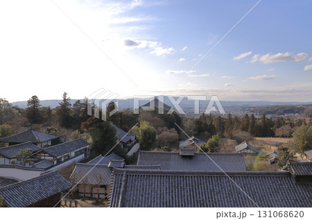 二月堂から見る東大寺大仏殿と諸堂宇、奈良盆地と生駒の山並み 二月堂から見る東大寺大仏殿と諸堂宇、奈良盆地と生駒の山並み 131068620