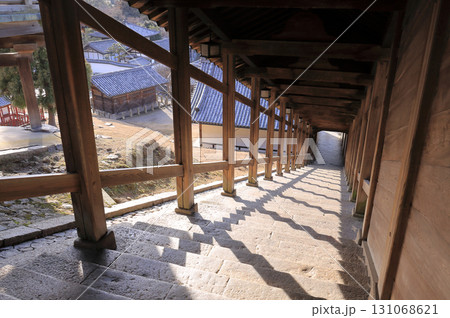 東大寺二月堂の登廊(参籠所と閼伽井屋が見える) 東大寺二月堂の登廊(参籠所と閼伽井屋が見える) 131068621