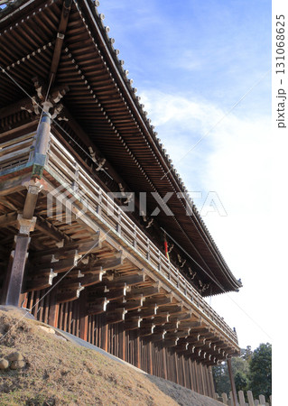 東大寺二月堂、登廊から見上げる本堂の舞台 131068625