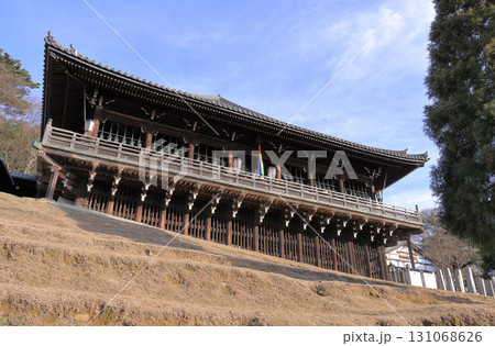 東大寺二月堂の本堂を見上げる 131068626
