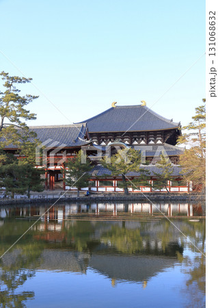 夕方の東大寺中門と大仏殿と鏡池 夕方の東大寺中門と大仏殿と鏡池 131068632