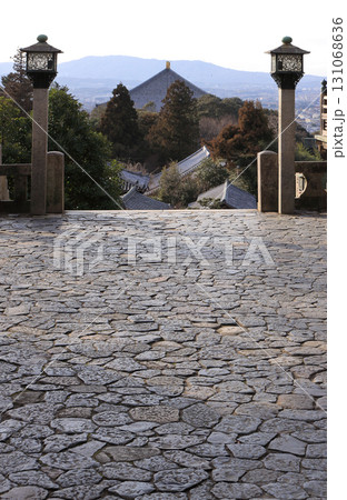 東大寺二月堂の手水舎前から大仏殿と生駒の山並みを望む 東大寺二月堂の手水舎前から大仏殿と生駒の山並みを望む 131068636