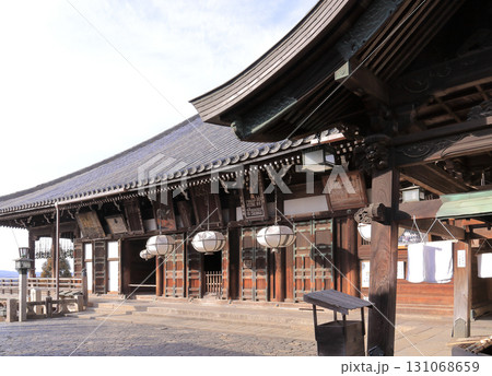 東大寺二月堂の手水舎横から二月堂本堂を見る 131068659