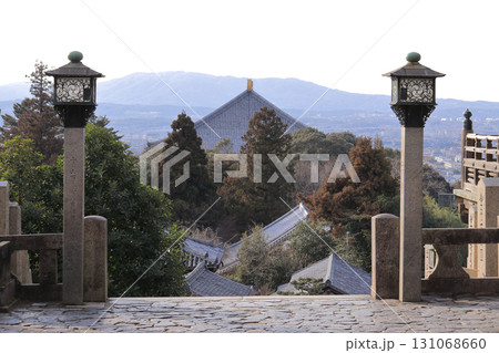 東大寺二月堂の手水舎横から大仏殿と生駒の山並みを見る 東大寺二月堂の手水舎横から大仏殿と生駒の山並みを見る 131068660