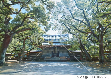 木々に囲まれた神社の社殿 131068870