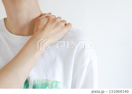 肩を押さえる女性　肩凝り 131069140