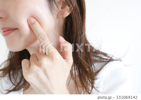 肌を気にする女性　スキンケア 131069142