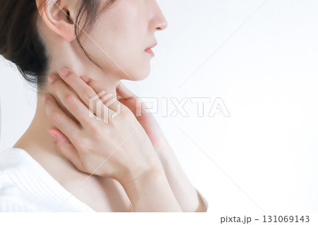 女性の横顔 首周り 女性の横顔 首周り 131069143