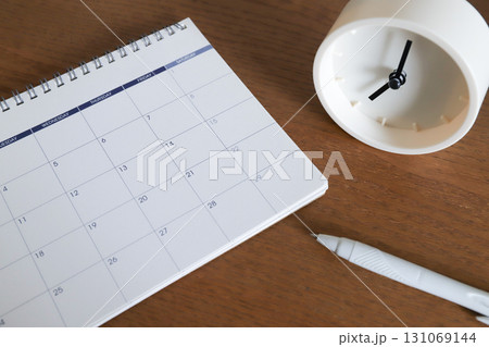 時計とカレンダー　スケジュールイメージ 131069144