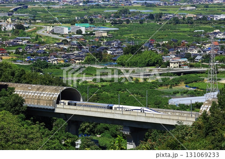 トンネルから飛び出すリニアと甲府盆地の景色 131069233