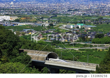 トンネルから飛び出すリニアと甲府盆地の景色 131069238