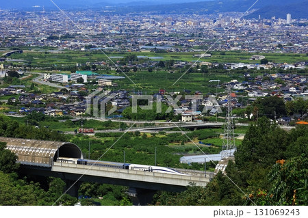 トンネルから飛び出すリニアと甲府盆地の景色 131069243